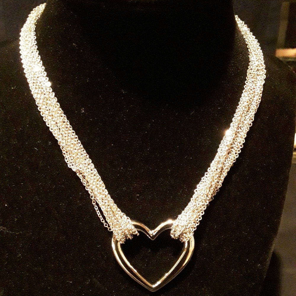 Heart-shaped necklace with chains on either side